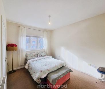 3 bedroom flat to rent - Photo 4