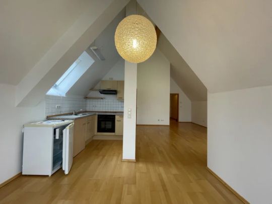 AS-Immobilien.com +++ Klein aber fein - 2 Zimmer Dachgeschosswohnung mit Blick in den Giebel +++ - Photo 1