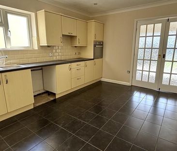 4 bedroom detached bungalow to rent - Photo 1