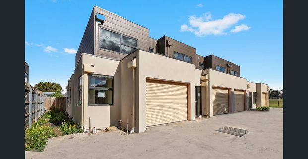 Amazing townhouse, With everything around the corner - Photo 1