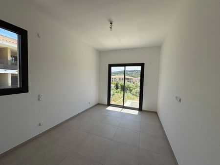 VENTABREN- Maison neuve de 127.67m2 type 5 avec piscine et grand garage - Photo 2
