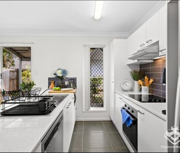 Modern 3 Bedroom Townhouse - Photo 3