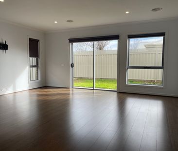 Stunning 3 Bedroom Townhouse, Now For Lease - **APPLY FOR THIS PROP... - Photo 2