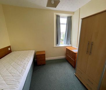 8 bedroom terraced house to rent - Photo 4
