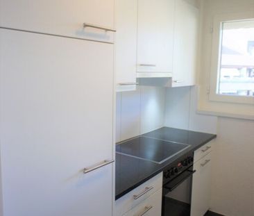 Modern, zentral gelegen, mit grossem Balkon im Grünen! - Photo 3