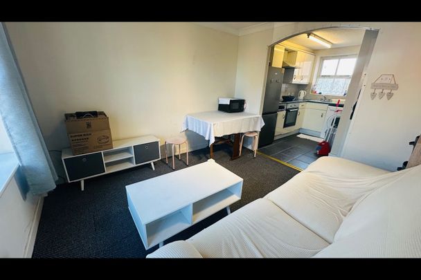 3 Bed Flat, Heron Street, M15 - Photo 1