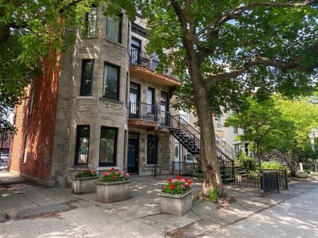 Mile-End : condo complètement rénové de 4 chambres + bureau, 2 salles de bains + stationnement extérieur, offert en location non-meublée ! - Photo 2