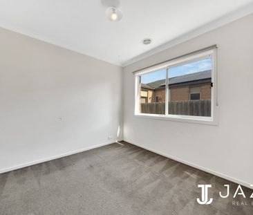 Spacious Family Home in Featherbrook Estate - Photo 4