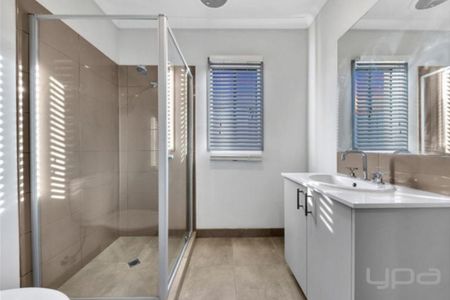 Spacious Family Living in Craigieburn - Photo 2