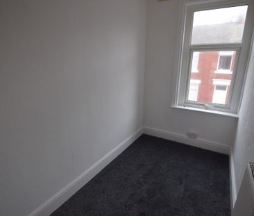 To Let 3 Bed Mid Terraced House - Photo 3