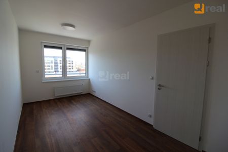 Pronájem bytu 2+kk/B 51m2 s krásným výhledem a garážovým stáním - Fotografie 2