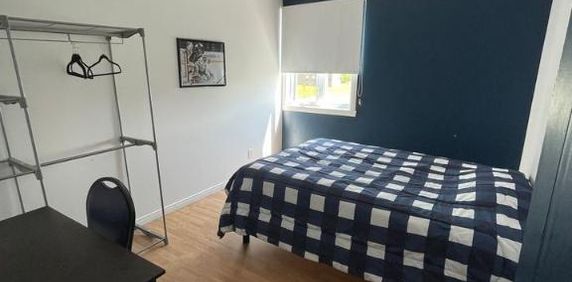 Chambre meublée tout Inclus avec Wi-Fi, stationnement, buanderie gratuite - location au mois avec bail / Libre immédiatement - Photo 2