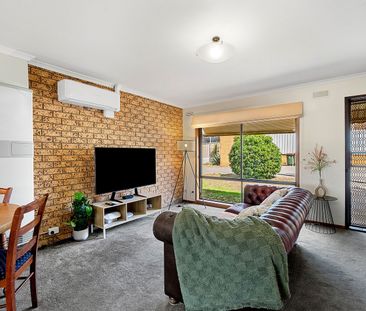 Low Maintenance 3 Bedroom, Close To Hospital - Photo 3