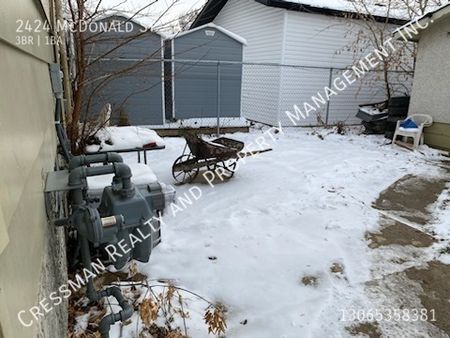 3 Bed - 1 Bath Home with a Garage! - Photo 2