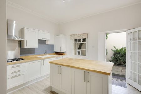 3 Bed Flat - Photo 5