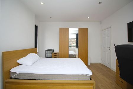 1 bedroom in a flat share to rent - Photo 2