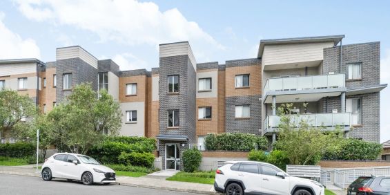 Spacious Ground Floor Apartment with Dual Courtyards - Photo 3