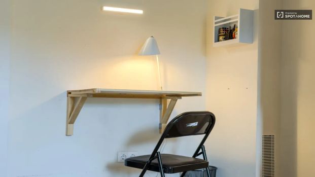 Room in a shared 2-bedroom apartment for rent in el Guinardó, bills included - Photo 1