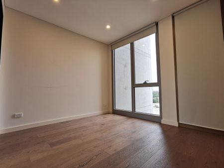 Spacious 11th Floor Apartment with District Views - Photo 3