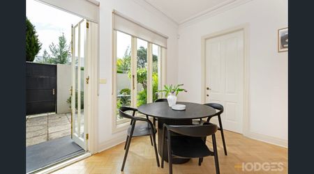 PRIVATE & TRANQUIL LIVING IN THE HEART OF BRIGHTON - Photo 3