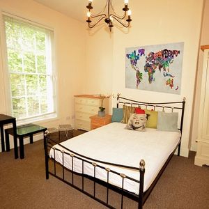 Huge Six Bedroom House - Photo 2