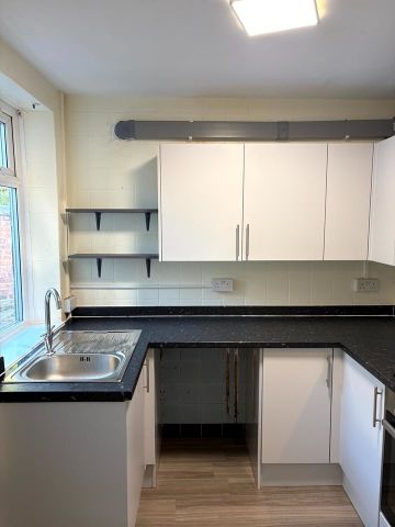 2 Bed Terraced House, Holmfield Avenue, M9 - Photo 4