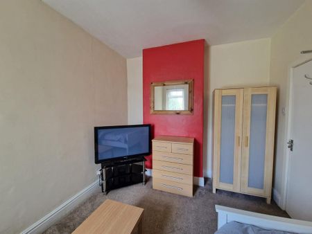 1 bedroom in a house share to rent - Photo 4