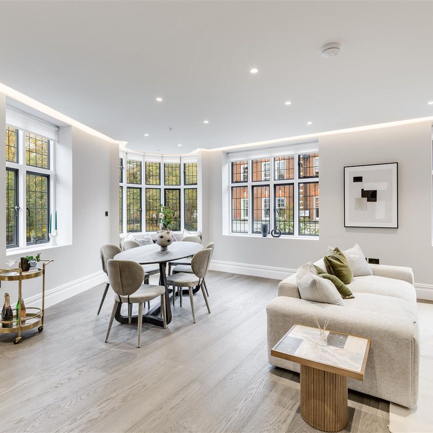 St. Johns Wood High Street, London - Photo 1