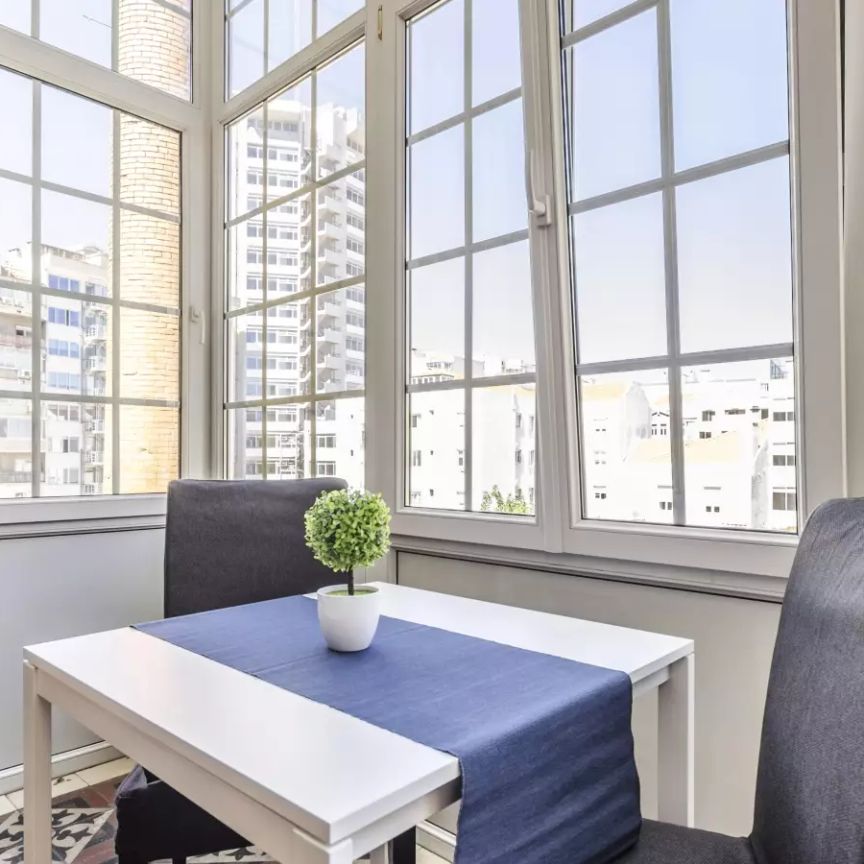 Room for rent in 10-bedroom residence in Av. Novas, Lisbon - Photo 1