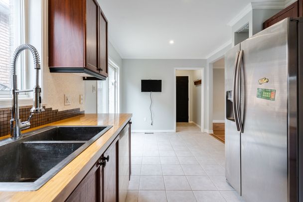 For Lease - 4 Prince Edward Place, Barrie, Ontario - Photo 1