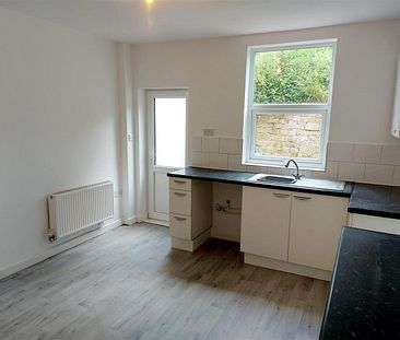 3 Bedroom House - Terraced - Photo 2