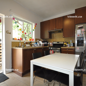 LARGE, bright 4 bedroom flat at Bloor and Bathurst - Photo 3