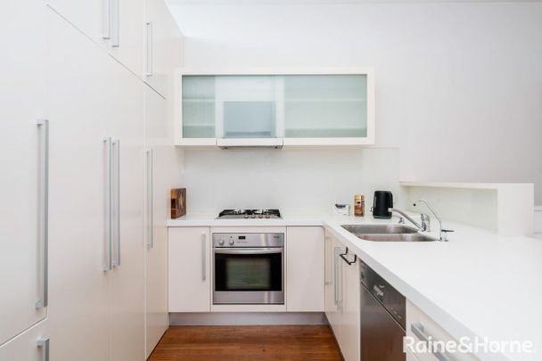 Simply Irresistible! - City Living at its best - Photo 1