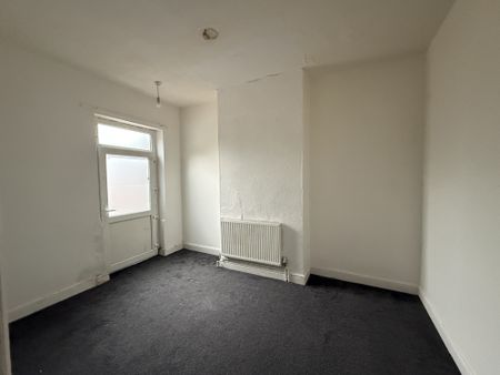First-floor flat on Normanton Road, Derby. Features one bedroom, bright living room, gas central heating, and double-glazed windows. Conveniently located near shops, amenities, and transport links—ideal for singles or couples seeking comfort and easy access to the city. - Photo 3