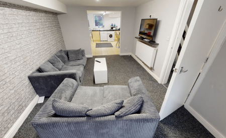 27 Flat 1 Headingley Mount, Leeds, LS6 3EL - Photo 4