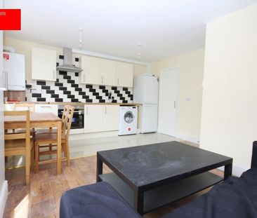 4 bedroom flat to rent - Photo 6