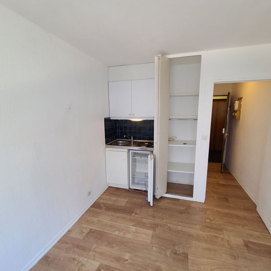 Appartement 1 pièces 17m2 MARSEILLE 1ER 421 euros - Photo 1