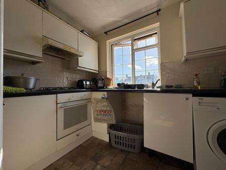 1 bedroom in a house share to rent - Photo 3