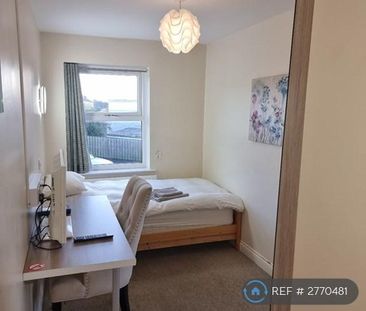 1 bedroom in a flat share to rent - Photo 2