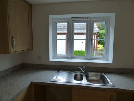 Semi-detached house to rent on - Photo 2