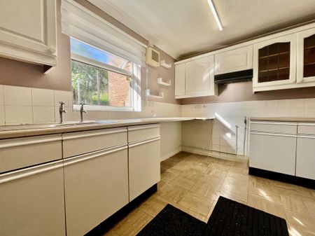 Rossefield Drive, Leeds - Photo 2