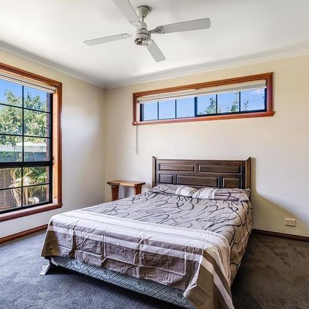 5 BEDROOM HOME - Photo 2