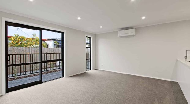 3 Bedroom 3 Bathroom in sought after Hamilton East - Pets allowed. - Photo 1