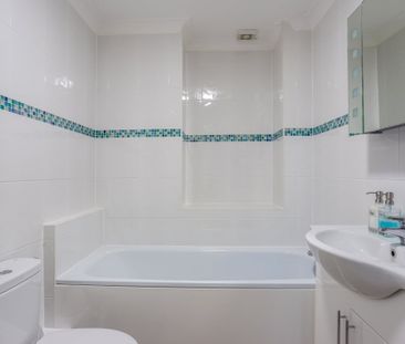 3 bedroom flat to rent - Photo 6