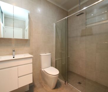 Two-Bedroom Townhouse with Courtyard - Photo 4