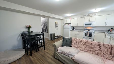Modern 2 Bedroom Lower Unit In St. Catharines! - Photo 3