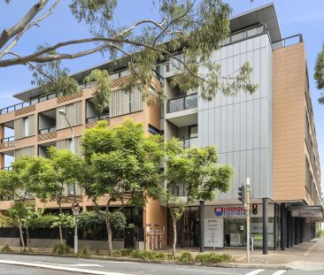 Sophisticated designer haven in an ultra-convenient location - Photo 4