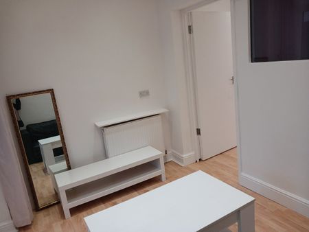 1 Bed Flat, St. Johns Road, NW11 - Photo 3