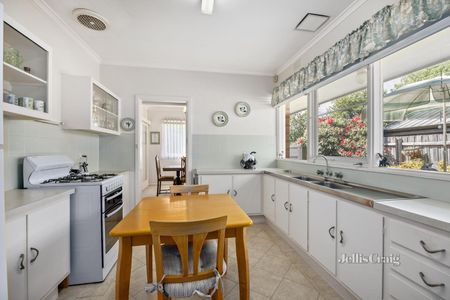 10 Folkestone Road, Glen Waverley - Photo 2