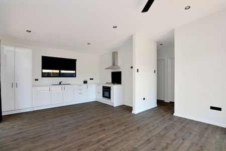 Spacious Two Bedroom Flat - Photo 2
